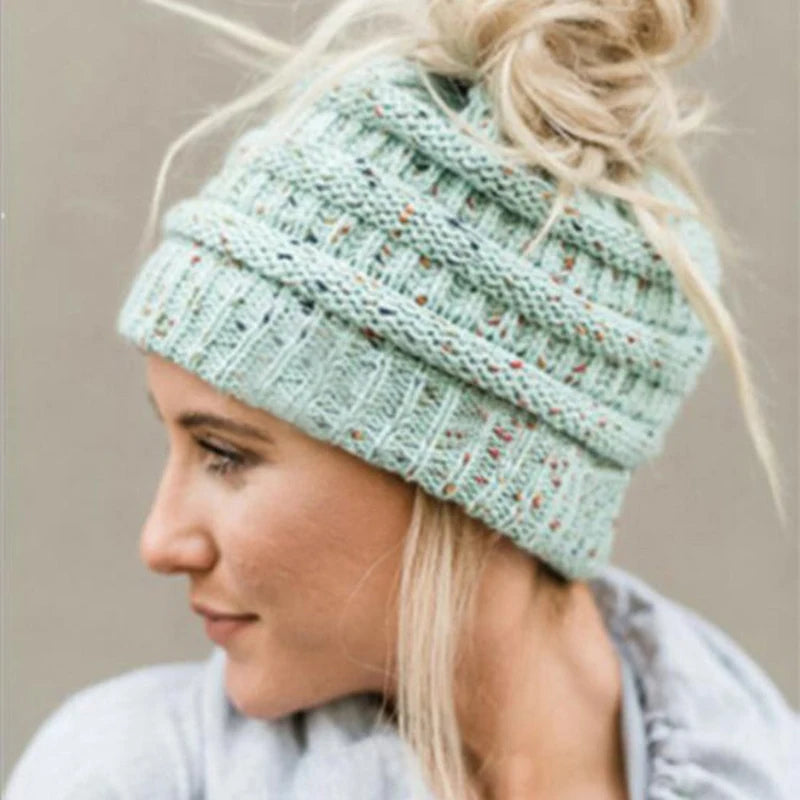 Chapeau miniature en laine au crochet